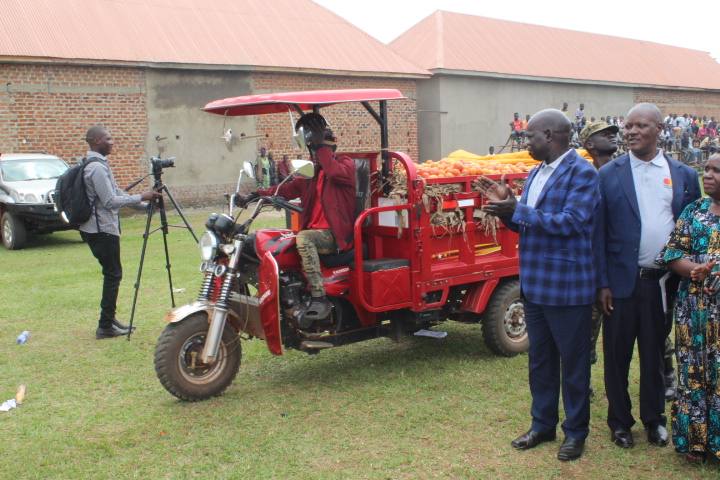 A Tukutuku carrying tomatoes was among the convoy flagged off